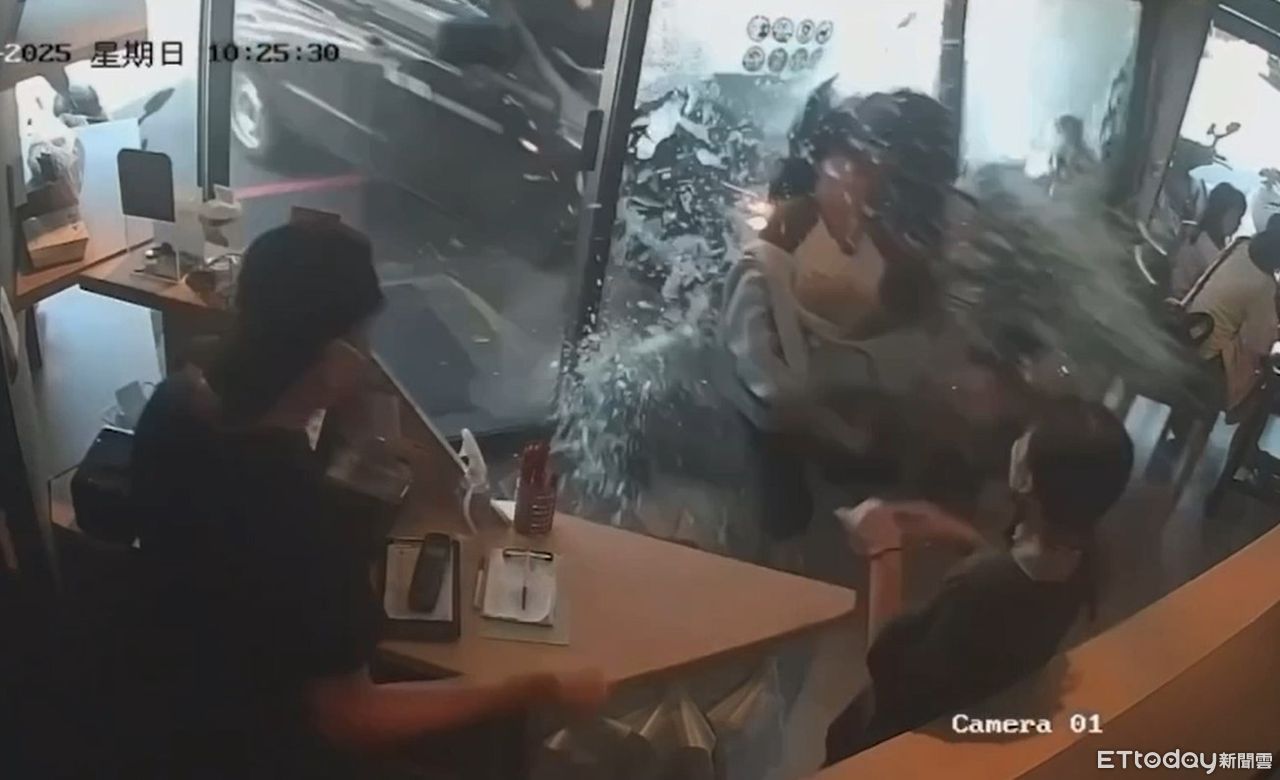 花蓮廂型車撞進早午餐店！恐怖撞擊畫面曝光　2人坐窗邊當場噴飛