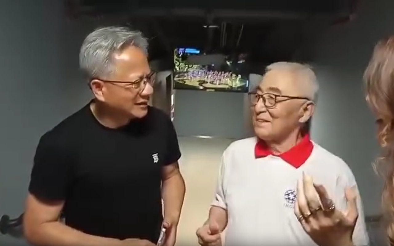 黃仁勳遇到對手！問104歲林友茂「長壽秘訣」被回4字...爆笑畫面曝