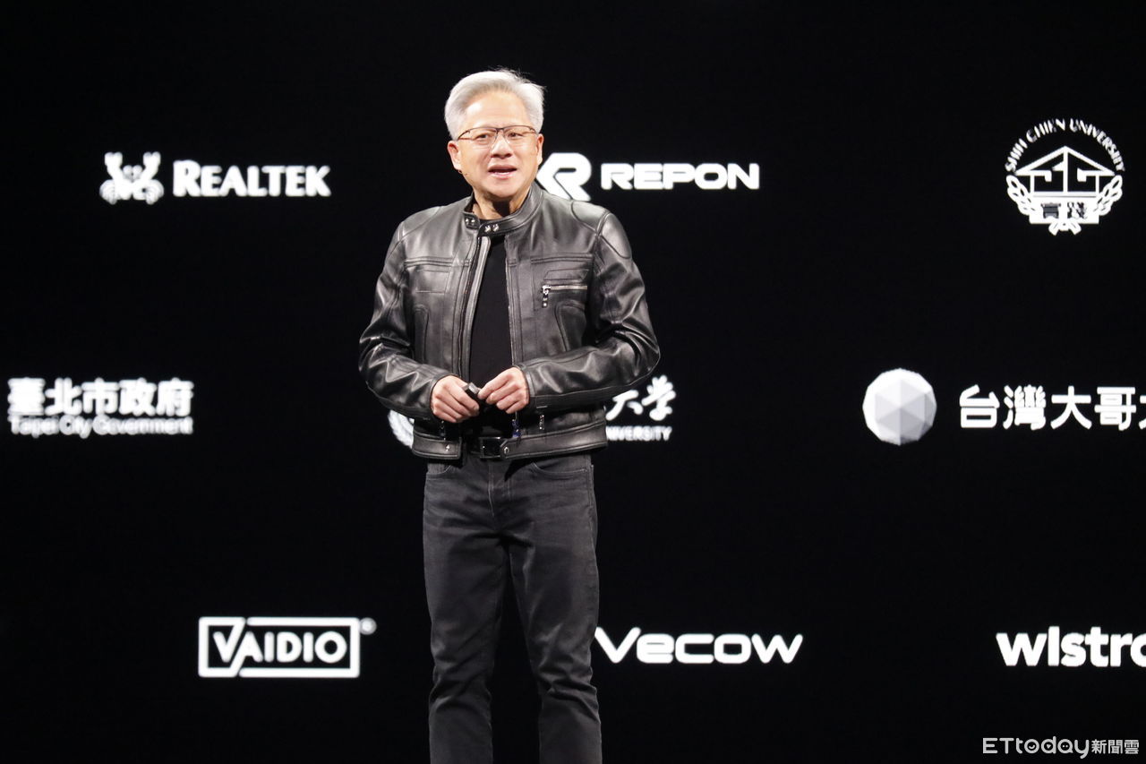 黃仁勳演講背板「C位」驚見台北市政府　蔣萬安現場台下聆聽