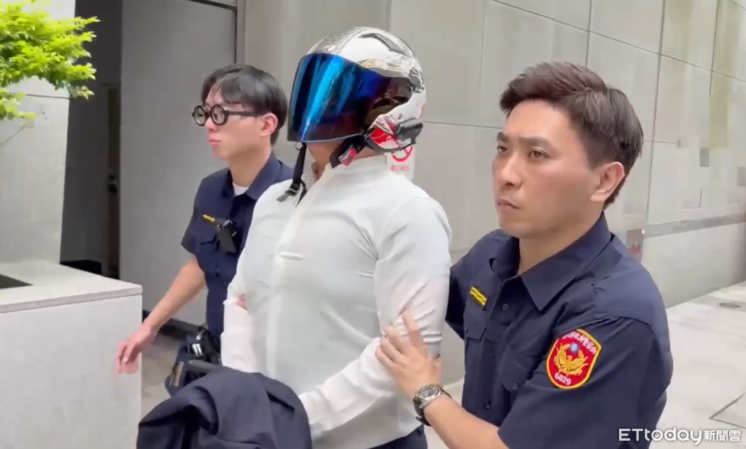 21歲洗牙男痛揍女牙醫！超壯正面曝光　厚實胸肌撐爆白襯衫