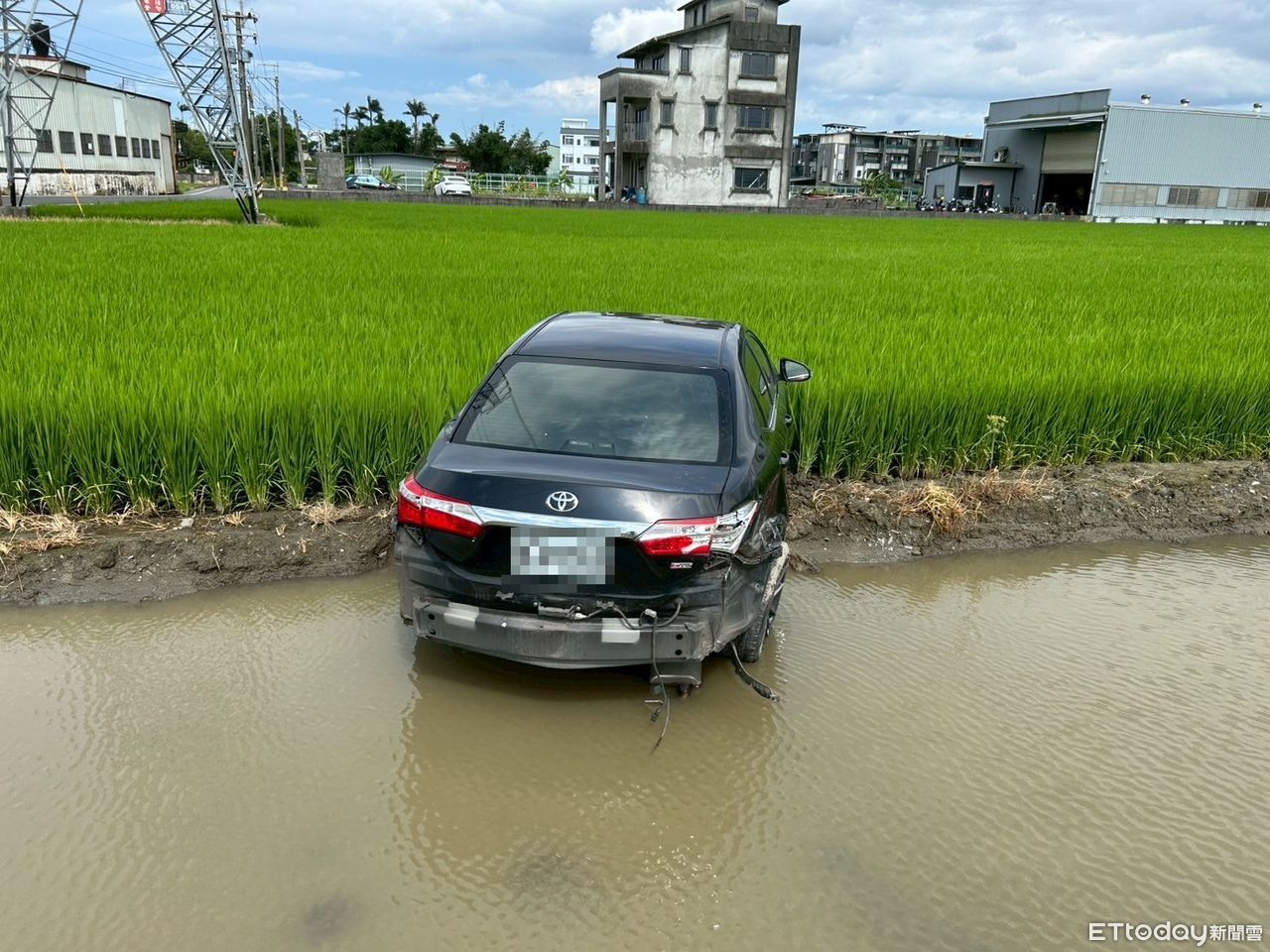 宜蘭鄉間路口2車相撞　黑車噴進農田！網酸「一下就到田中了」