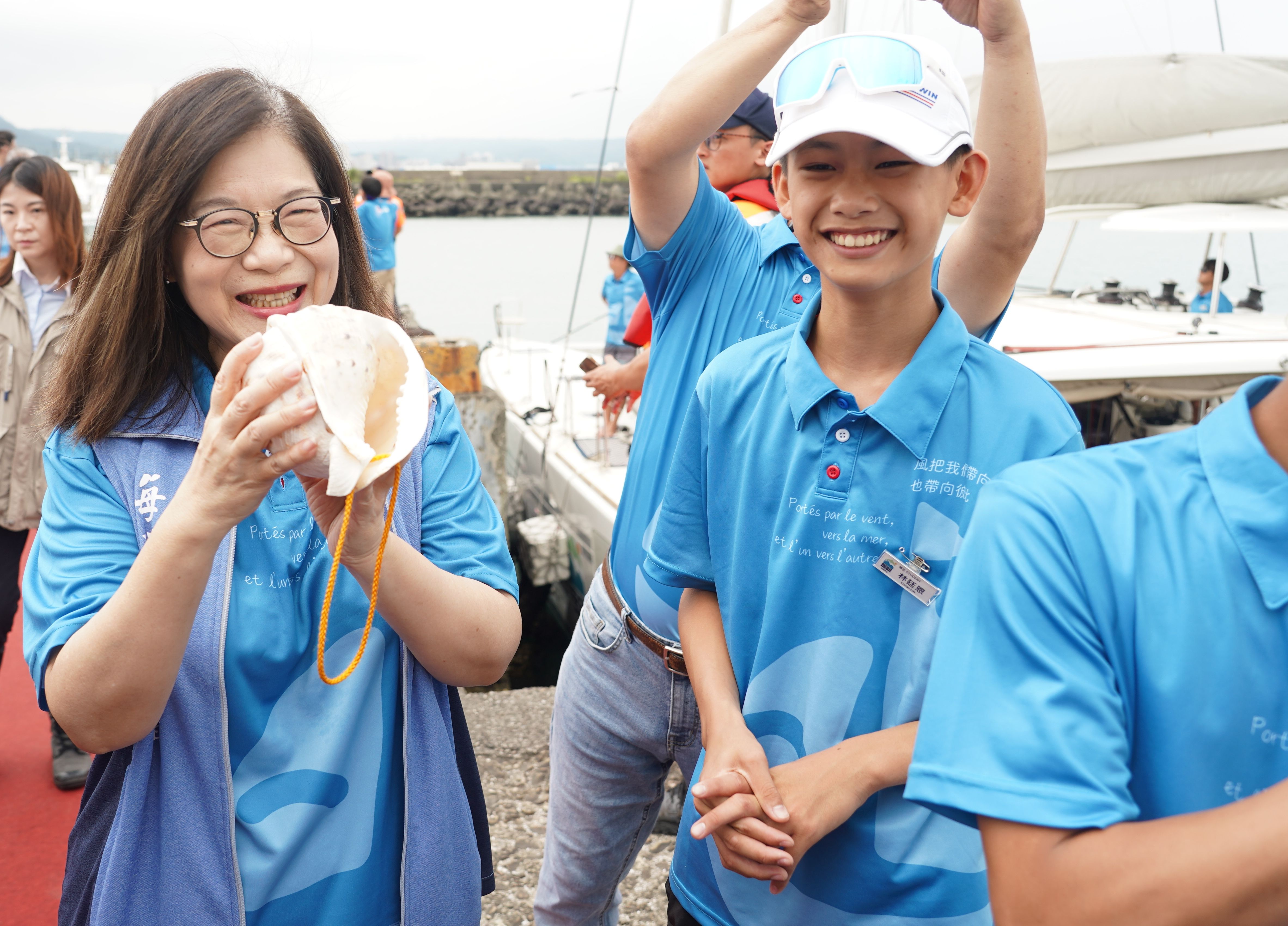 ▲臺法小帆手揚帆啟航。（圖／海委會提供）