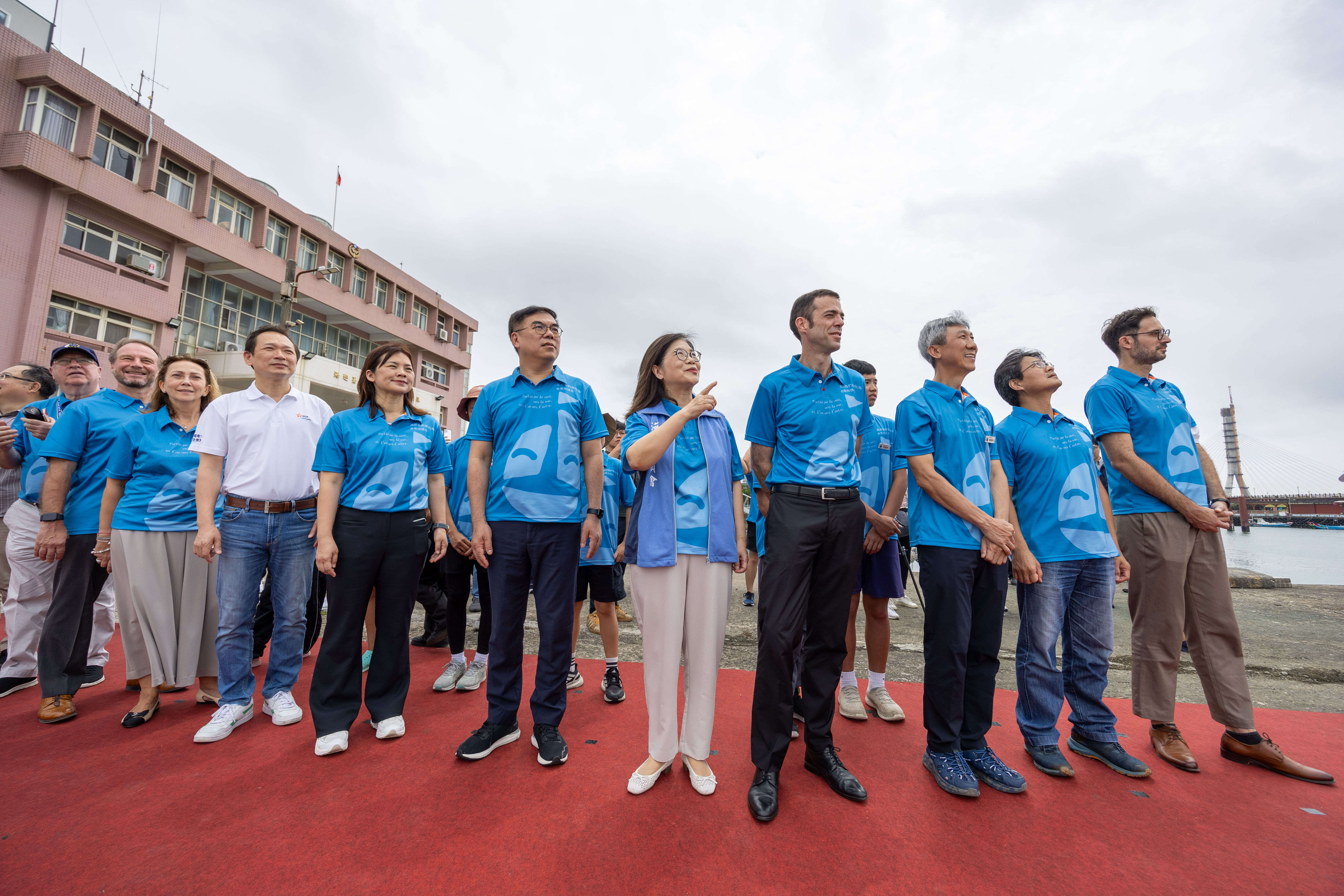 ▲臺法小帆手揚帆啟航。（圖／海委會提供）