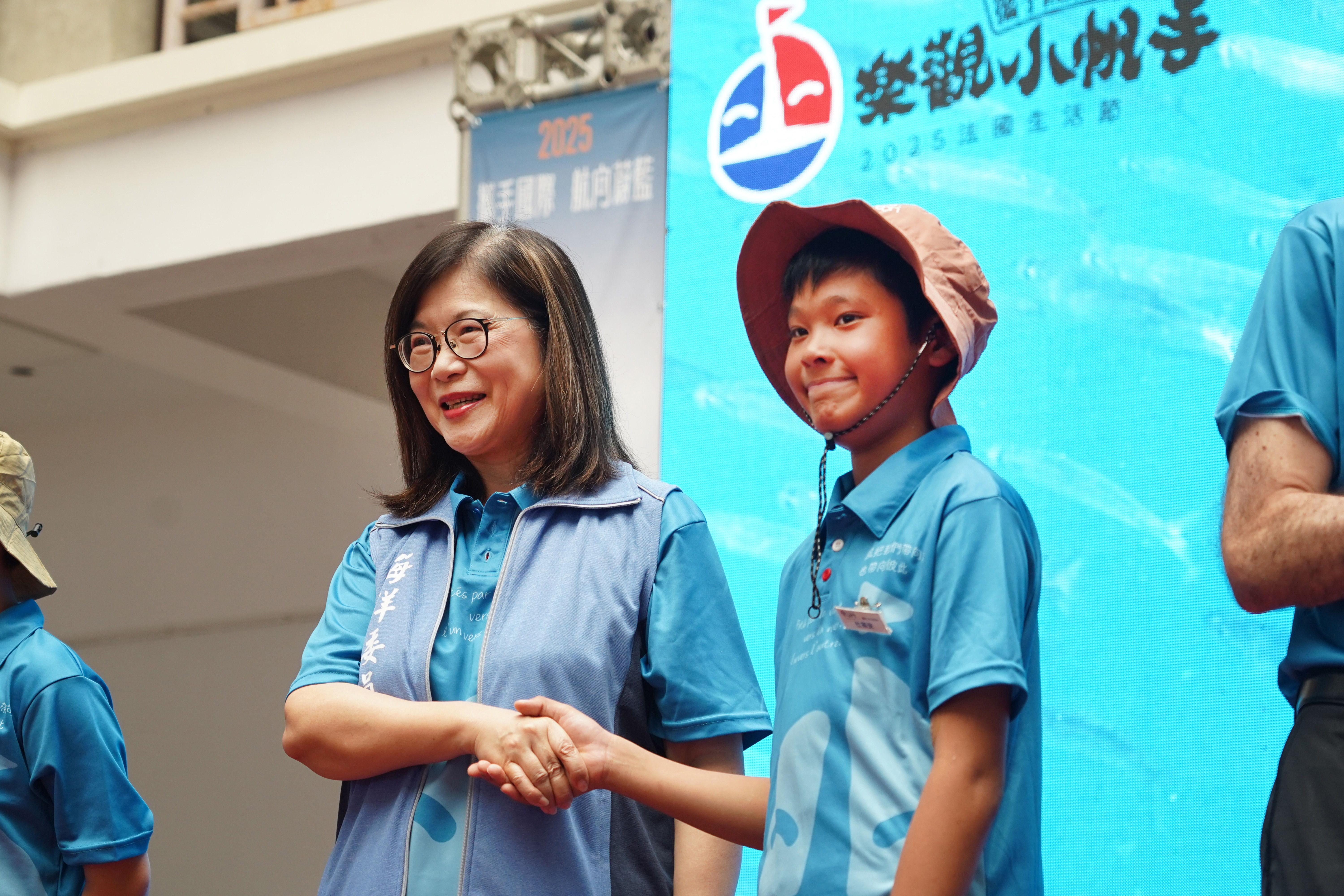 ▲臺法小帆手揚帆啟航。（圖／海委會提供）