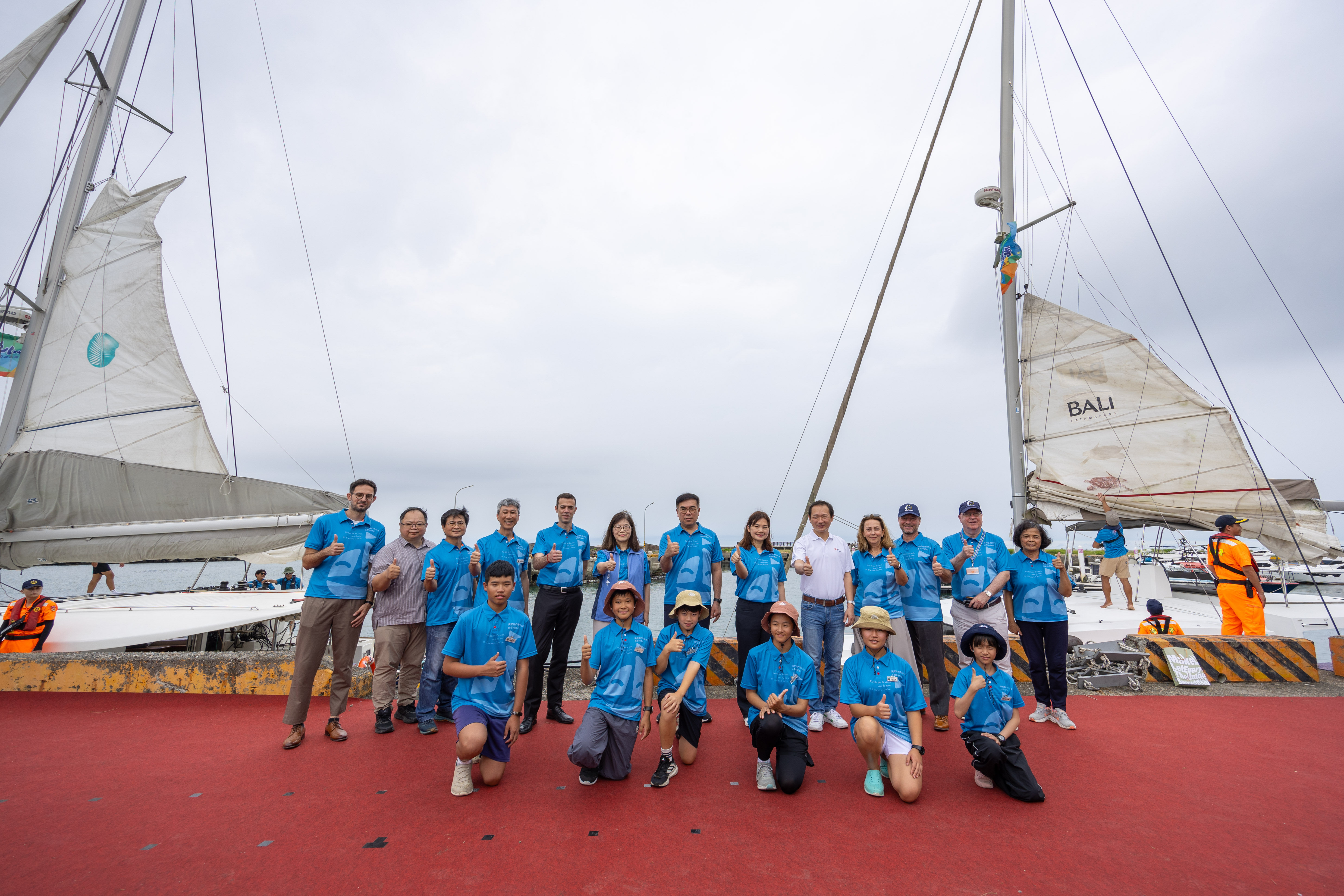 ▲臺法小帆手揚帆啟航。（圖／海委會提供）