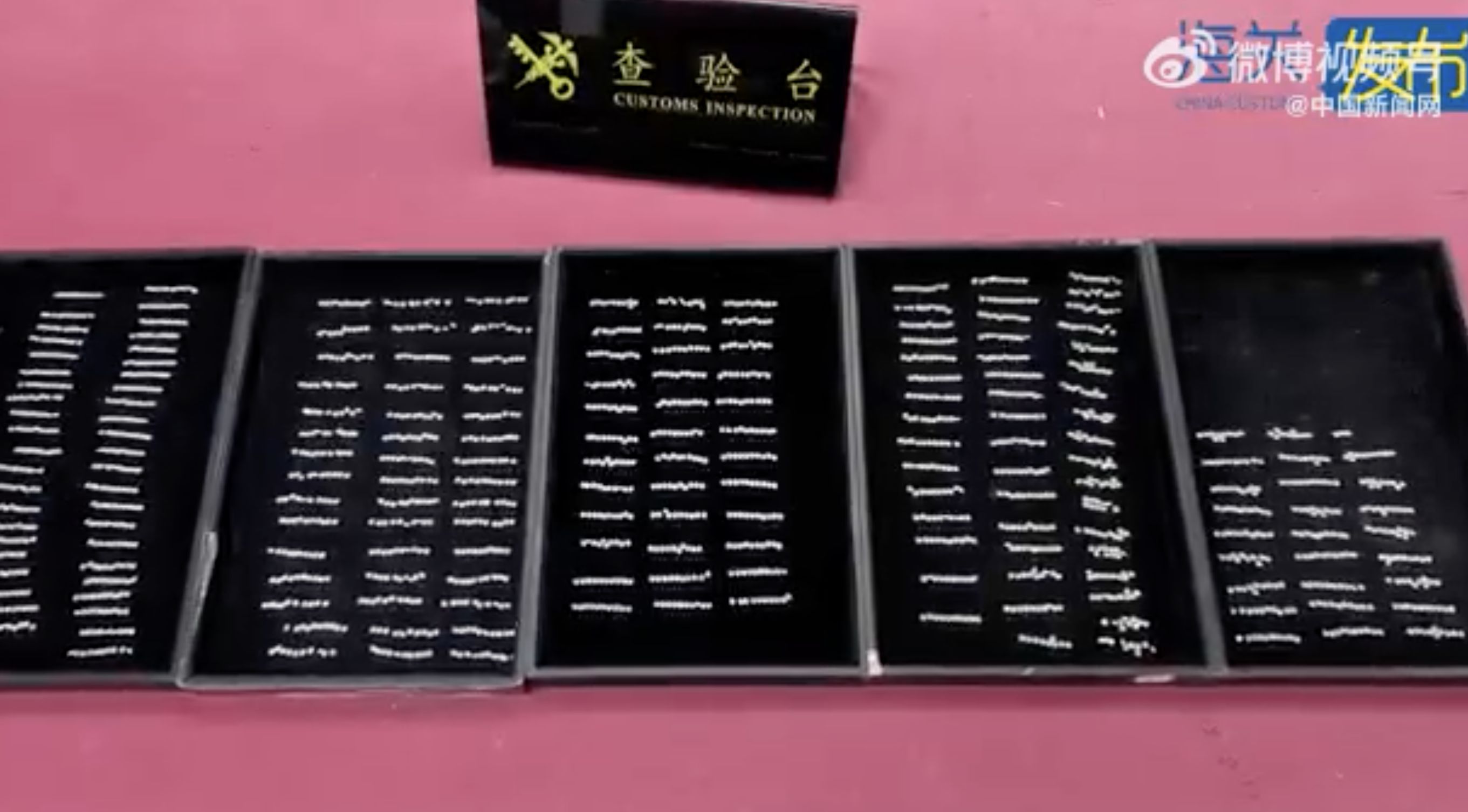 ▲女子入境羅湖海關時，被海關人員查出以身上的衛生棉走私鑽石。（圖／翻攝海關發布）