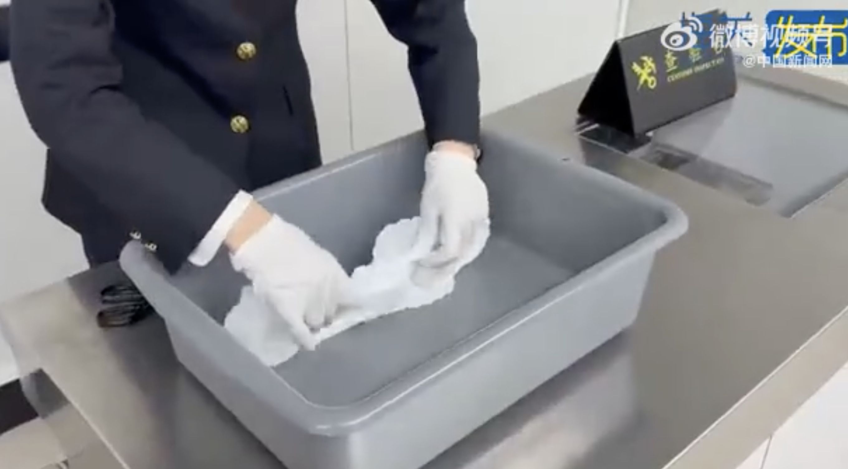 ▲女子入境羅湖海關時，被海關人員查出以身上的衛生棉走私鑽石。（圖／翻攝海關發布）