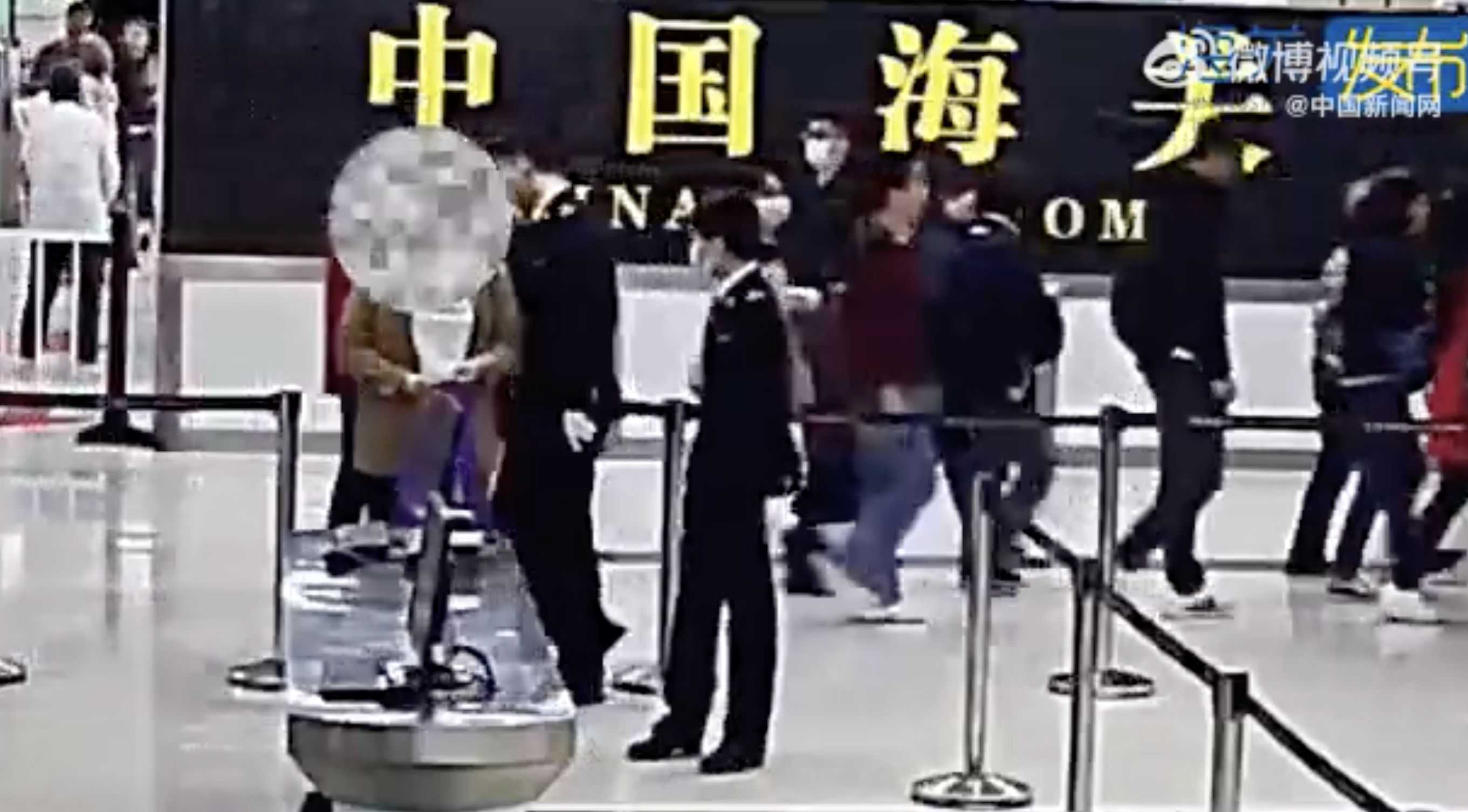 ▲女子入境羅湖海關時，被海關人員查出以身上的衛生棉走私鑽石。（圖／翻攝海關發布）
