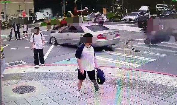 ▲▼根本閃不掉！三峽3女學生「斑馬線撞擊瞬間」最新畫面曝光。（圖／記者黃彥傑翻攝）