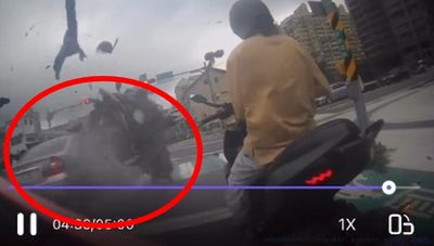 快訊/三峽恐怖撞擊瞬間曝光!失控轎車闖紅燈 高速衝撞140米