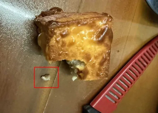 她吃愛買麵包咬到「發黑黃牙」！當天腸胃炎肚子痛爆　衛生局回應了