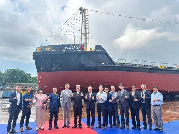 ▲新加坡金興造船公司董事長Thomas Tan(左4)、台灣派駐新加坡代表童大使振源(左5)、港勤公司陳董事長榮聰(左6)及財團法人驗船中心CR鄭執行長志文(左7)參與受泥船命名暨下水典禮合照。（圖／港務公司提供）
