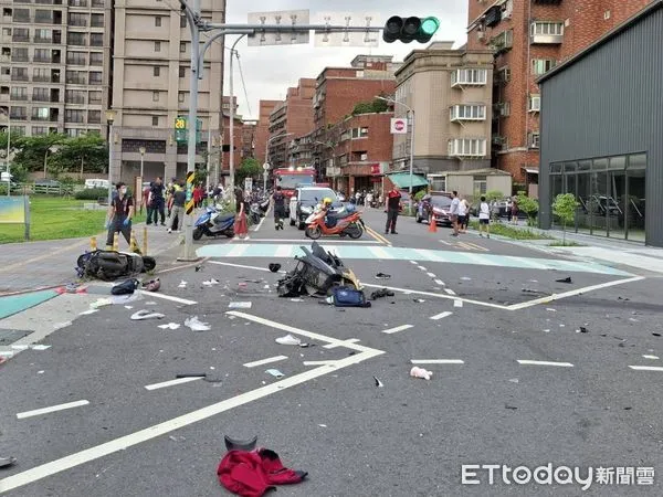 ▲三峽重大交通事故，現場畫面曝光。（圖／記者黃彥傑翻攝）