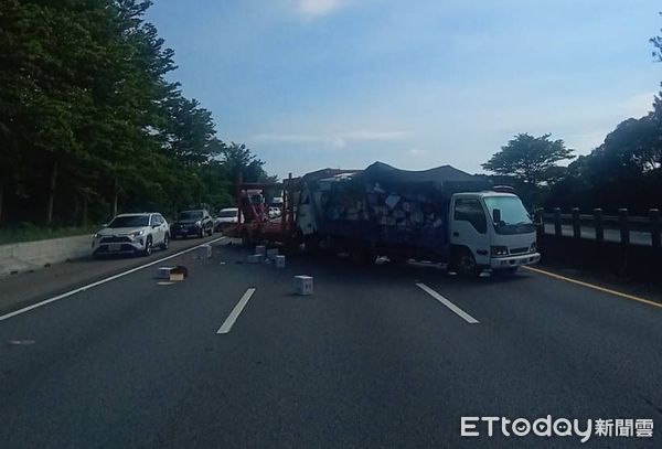 ▲國道3號苗栗後龍地磅站附近路段，下午發生貨車追撞事故，交通受阻1.5小時。（圖／記者楊永盛翻攝）