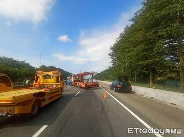 ▲國道3號苗栗後龍地磅站附近路段，下午發生貨車追撞事故，交通受阻1.5小時。（圖／記者楊永盛翻攝）