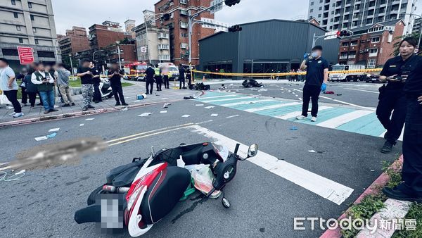 ▲三峽重大交通事故，鑑識人員採證中。（圖／記者陳以昇攝，下同）
