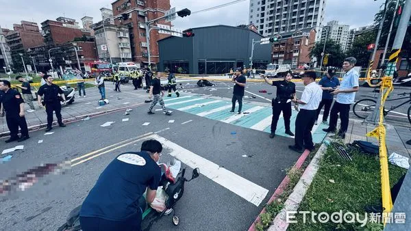 ▲三峽重大交通事故，鑑識人員採證中。（圖／記者陳以昇攝，下同）