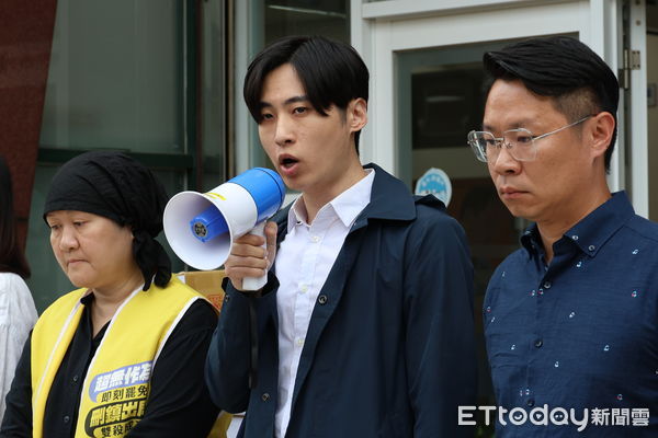 ▲苗栗縣長鍾東錦登高一呼，藍營領銜人宣佈停止對泛綠營3名縣議員的罷免行動，藍綠在苗栗和解。（圖／記者楊永盛攝）