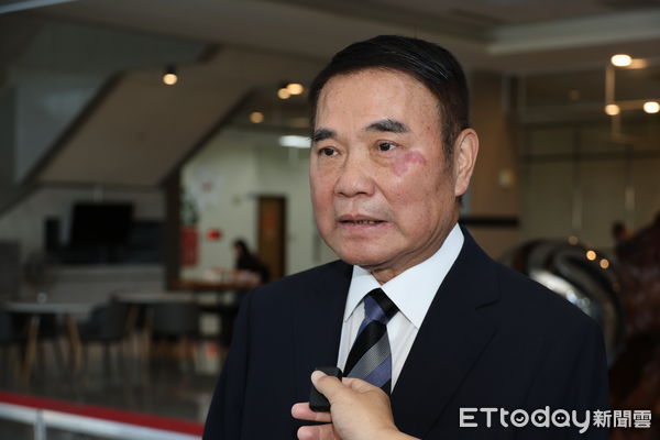 ▲苗栗縣長鍾東錦登高一呼，藍營領銜人宣佈停止對泛綠營3名縣議員的罷免行動，藍綠在苗栗和解。（圖／記者楊永盛攝）