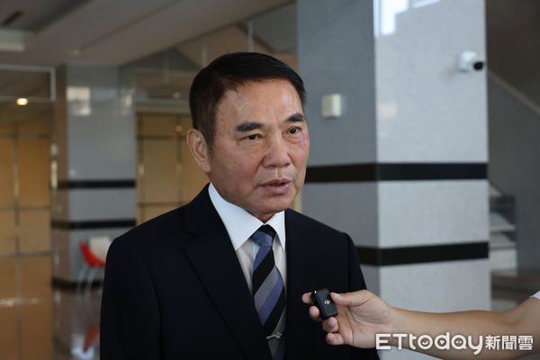 ▲苗栗縣長鍾東錦登高一呼，藍營領銜人宣佈停止對泛綠營3名縣議員的罷免行動，藍綠在苗栗和解。（圖／記者楊永盛攝）
