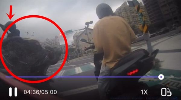 ▲三峽重大事故，女騎士遭連人帶車撞噴。（圖／記者陳以昇翻攝）