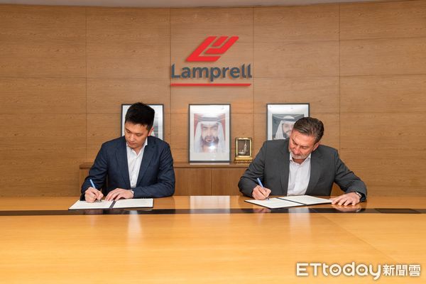 ▲▼東方風能執行長陳柏霖（前左1）和Lamprell Energy執行長Ian Prescott（前右1）簽約。（圖／東方風能提供，下同）