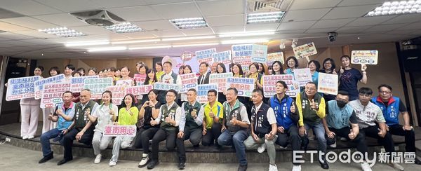 ▲台南市政府與13家責任醫院及2家護理師護士公會合影宣誓，攜手打造護理友善職場環境。（記者林東良翻攝，下同）
