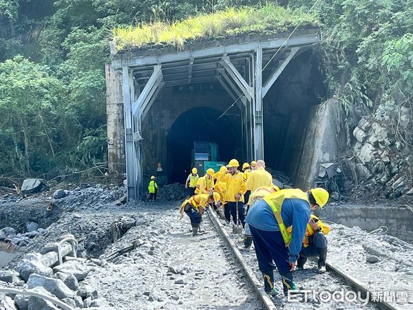 ▲近日台鐵接連出現營運中斷。（圖／記者楊晨東翻攝）