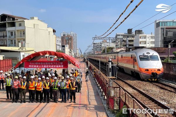 ▲台南鐵路地下化隧道全線順利完成開挖，鐵道局15日舉辦祈福典禮，象徵工程邁入新里程碑。（記者林東良翻攝，下同）