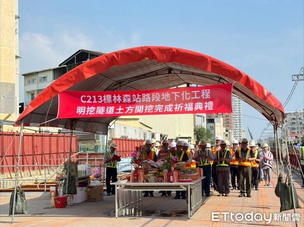 ▲台南鐵路地下化隧道全線順利完成開挖，鐵道局15日舉辦祈福典禮，象徵工程邁入新里程碑。（記者林東良翻攝，下同）