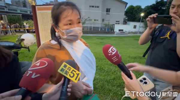 ▲▼三峽恐怖車禍3死，輕傷的林姓媽媽重返現場拿書包。（圖／記者陳以昇攝）
