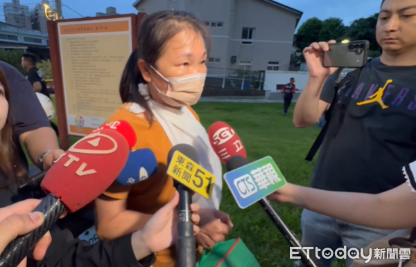 ▲▼三峽恐怖車禍3死，輕傷的林姓媽媽重返現場拿書包。（圖／記者陳以昇攝）