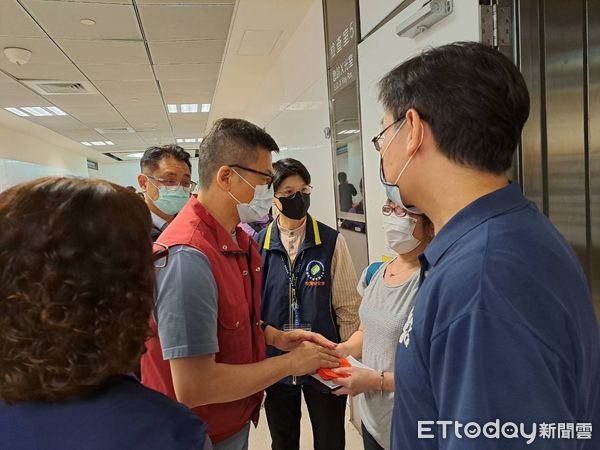 ▲▼三峽恐怖車禍3死15傷　新北社會局趕赴醫院發放慰問金。（圖／民眾提供）