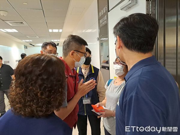 ▲▼三峽恐怖車禍3死15傷　新北社會局趕赴醫院發放慰問金。（圖／民眾提供）