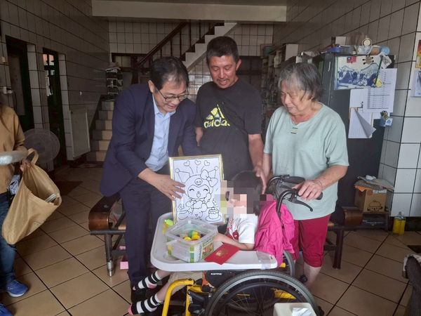 ▲▼法務部長鄭銘謙(左)探視因車禍導致半身不遂的許小妹妹，為許小妹樂觀面對病痛而感動。（圖／法務部提供）