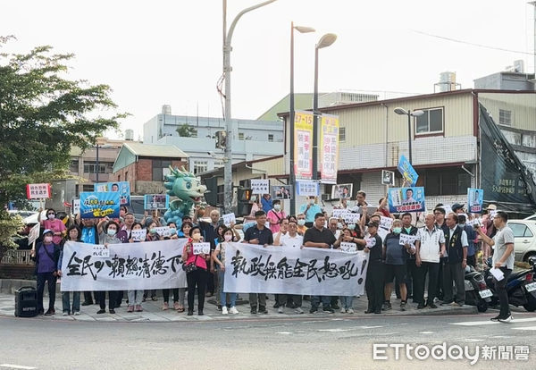 ▲南投藍營舉辦「全民公憤 叭賴下台」街頭宣講活動。（圖／國民黨南投縣黨部提供，下同）