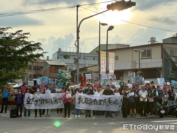 ▲南投藍營舉辦「全民公憤 叭賴下台」街頭宣講活動。（圖／國民黨南投縣黨部提供）