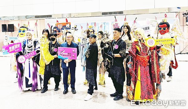 ▲桃市府文化局今天在桃園機場第二航廈入境大廳舉行快閃秀，文化局長邱正生會後與表演團體大合照。（圖／記者沈繼昌攝）