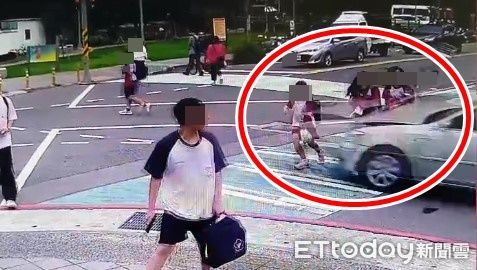 ▲▼根本閃不掉！三峽3女學生「斑馬線撞擊瞬間」最新畫面曝光。（圖／記者黃彥傑翻攝）