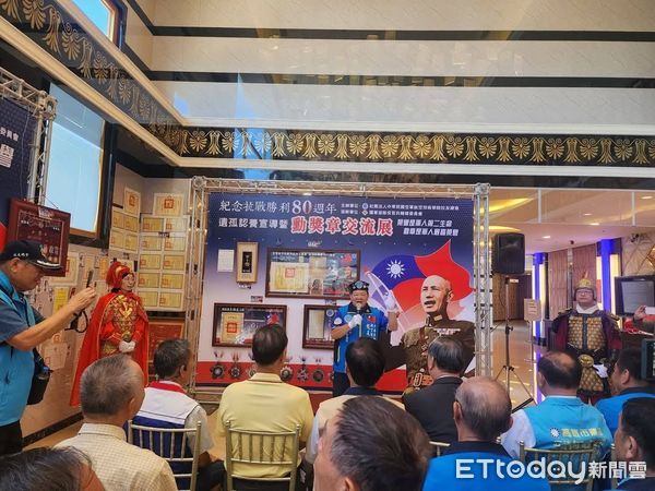 ▲空軍航空技術學院校友總會今在岡山舉辦勳獎章交流展，展出逾百件勳章與證書，紀念抗戰勝利80週年。（記者林東良翻攝，下同）