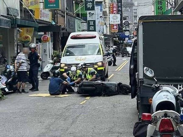 ▲小貨車突開車門，阿北騎士閃避不及遭撞噴飛。（圖／警方提供）