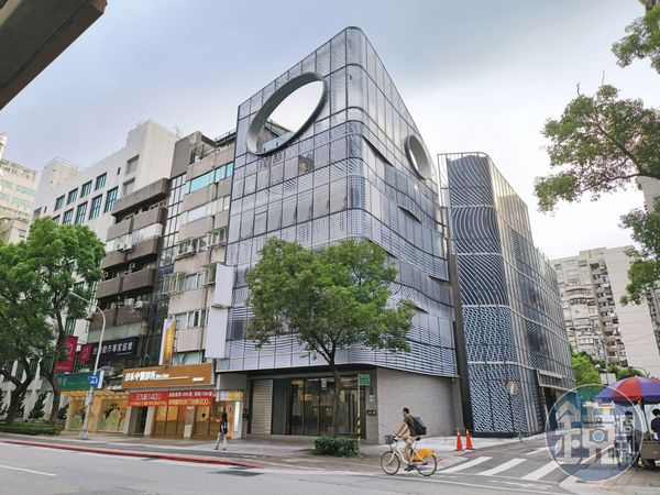 王文洋遭控在辦公室要求宋小姐脫衣撫摸並口交，雙方糾紛已鬧上法院。