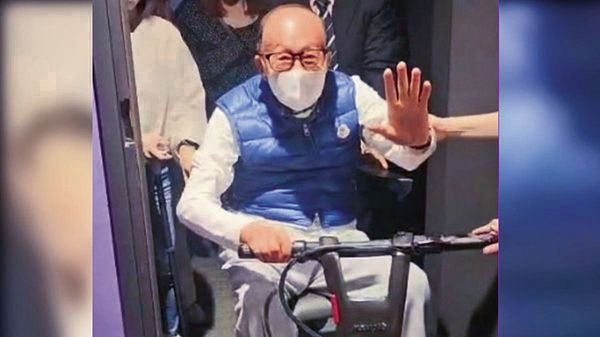 五月天在香港開唱，香港首富李嘉誠自駕電動代步車捧場，成為熱門話題。（翻攝自大越楚卿微博）