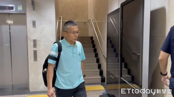 ▲警政署專委黃建榮訊後依恐嚇罪嫌交保50萬元，限制出境出海。（圖／記者劉昌松攝，下同）