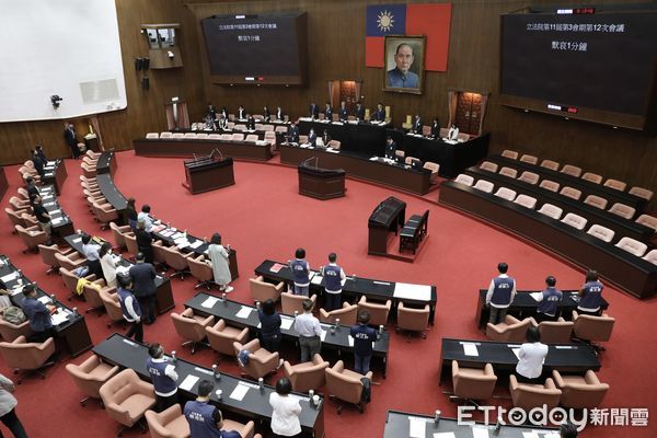 ▲▼默哀 立法院院會 為新北三峽重大車禍 罹難者默哀。（圖／記者屠惠剛攝）