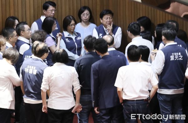 ▲▼立法院院會 朝野攻防 傅崐萁召集國民黨團立委 面授機宜 教戰 公投案。（圖／記者屠惠剛攝）