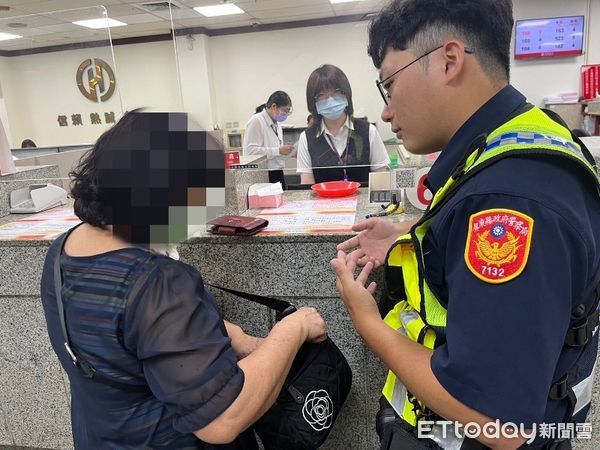 ▲內埔警分局員警阻止陳婦被騙             。（圖／記者陳崑福翻攝）