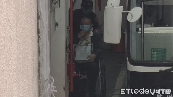 ▲▼     應曉薇、沈慶京、柯文哲押抵北院。        。（圖／記者黃哲民攝）