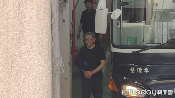 ▲▼     應曉薇、沈慶京、柯文哲押抵北院。        。（圖／記者黃哲民攝）