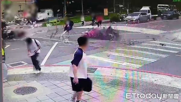 ▲新北市三峽區北大國小旁重大事故，撞擊畫面曝光。（圖／記者黃彥傑翻攝，下同）